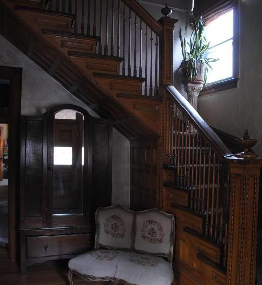 اتاق لوکس, Off Broadway B & B