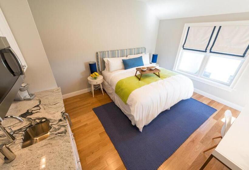 デラックススタジオ, The East Island Reserve