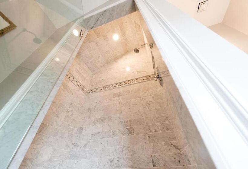 デラックススタジオ, The East Island Reserve