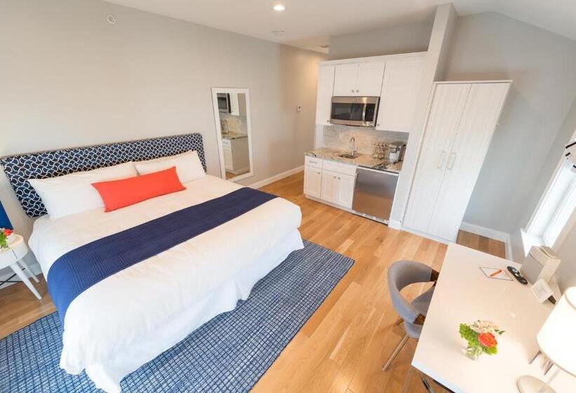 デラックススタジオ, The East Island Reserve