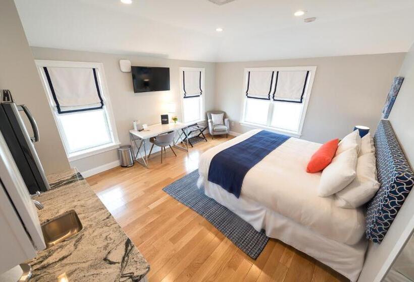 デラックススタジオ, The East Island Reserve