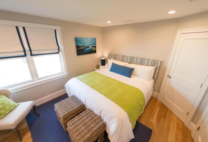 スイート, The East Island Reserve