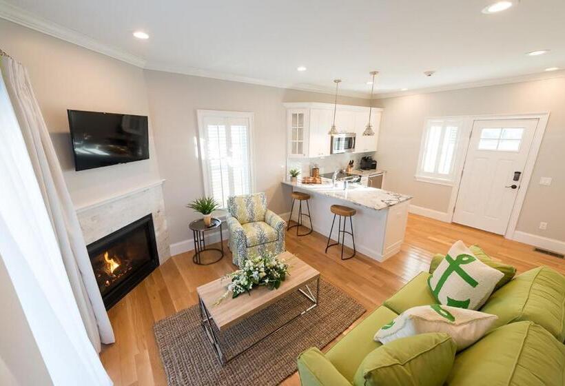 スイート, The East Island Reserve