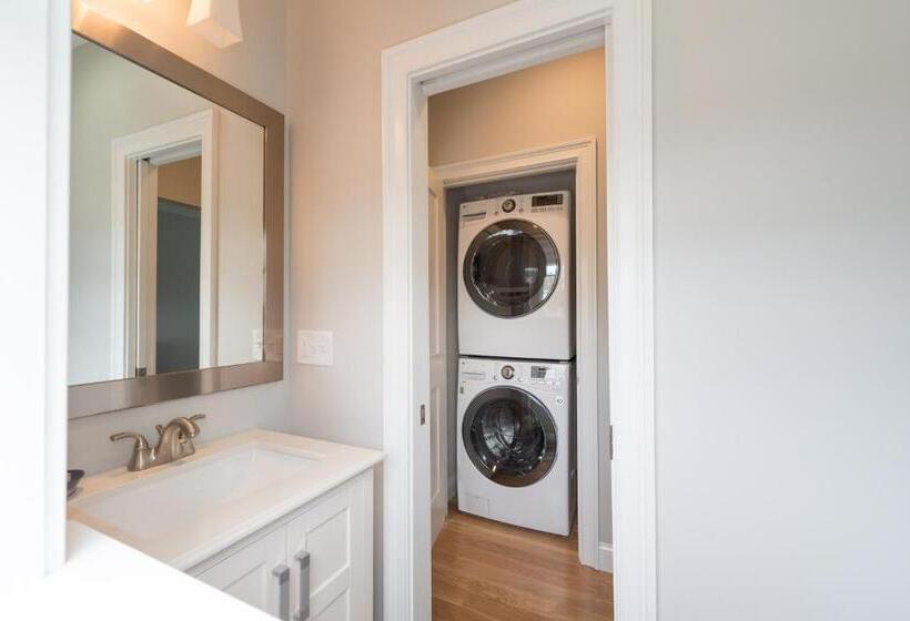 プールビュースイート, The East Island Reserve