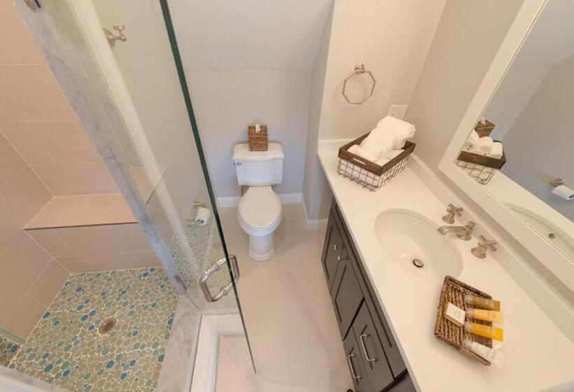 プールビュースイート, The East Island Reserve