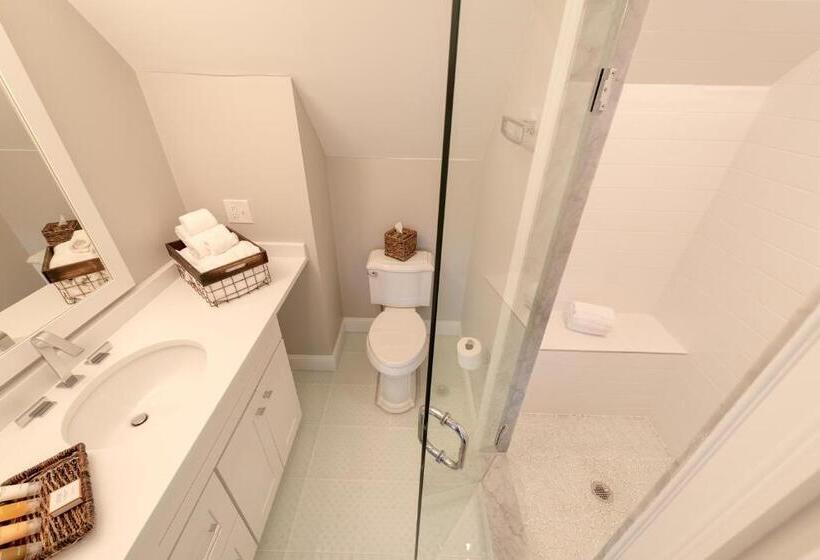 プールビュースイート, The East Island Reserve