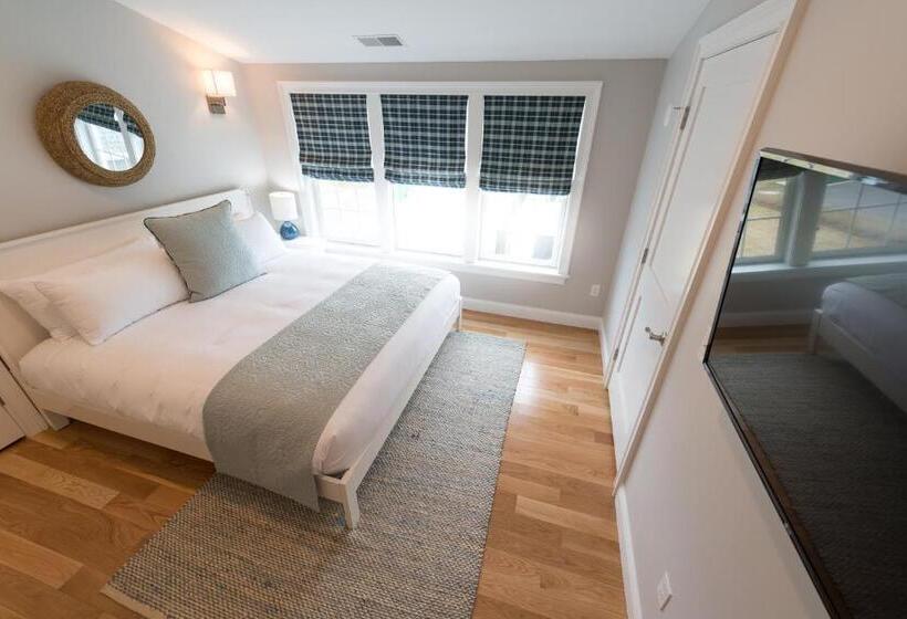 プールビュースイート, The East Island Reserve