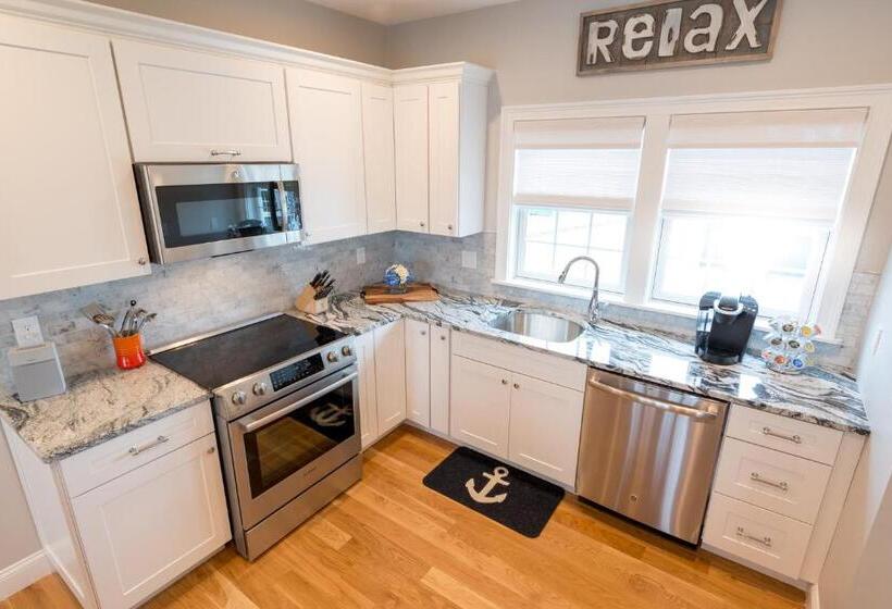 プールビュースイート, The East Island Reserve