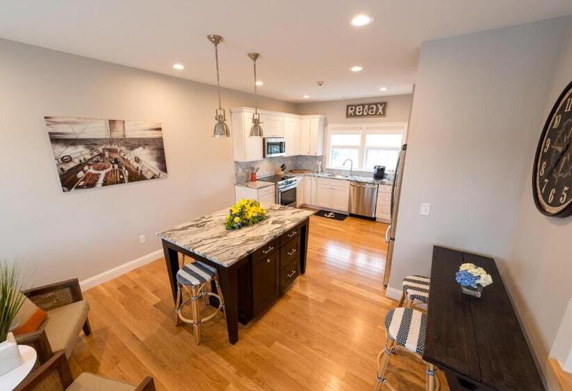 プールビュースイート, The East Island Reserve