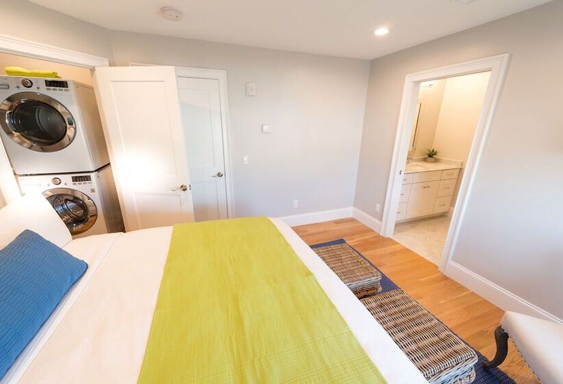 スイート, The East Island Reserve