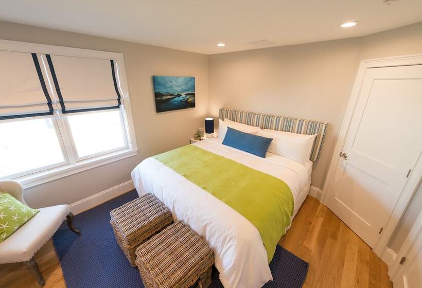 スイート, The East Island Reserve