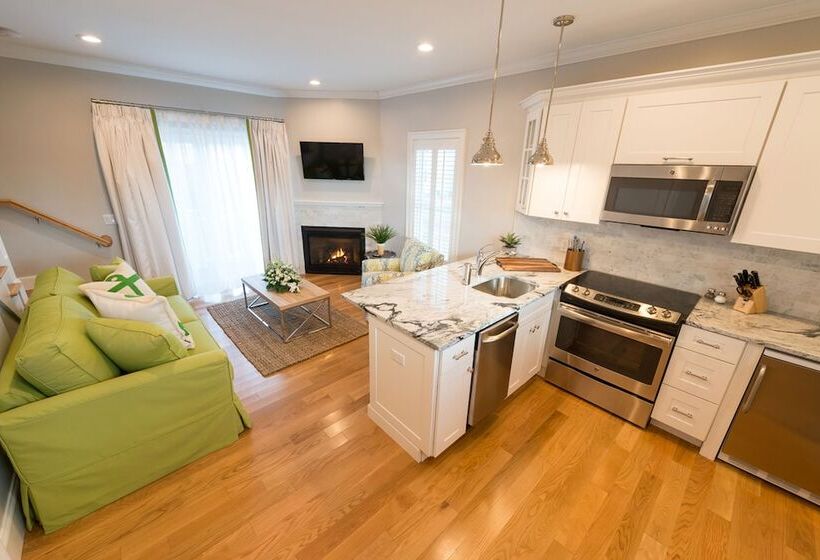 スイート, The East Island Reserve