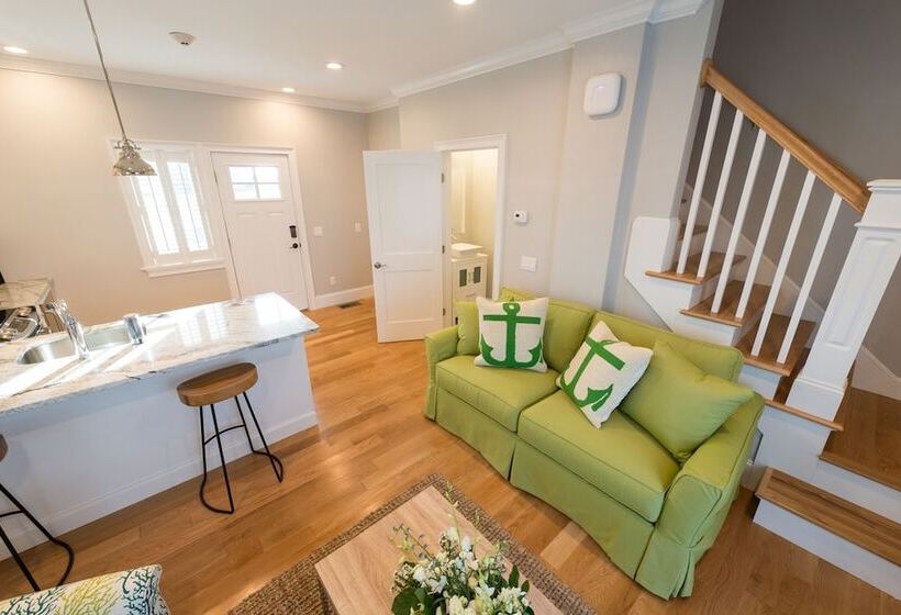 スイート, The East Island Reserve