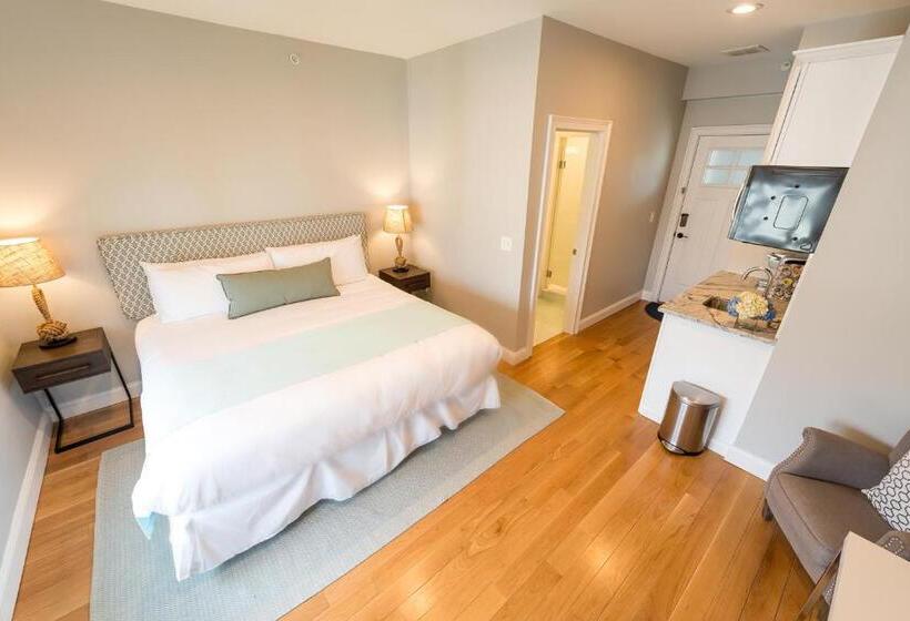 デラックススタジオ, The East Island Reserve