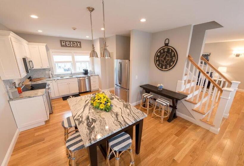 プールビュースイート, The East Island Reserve