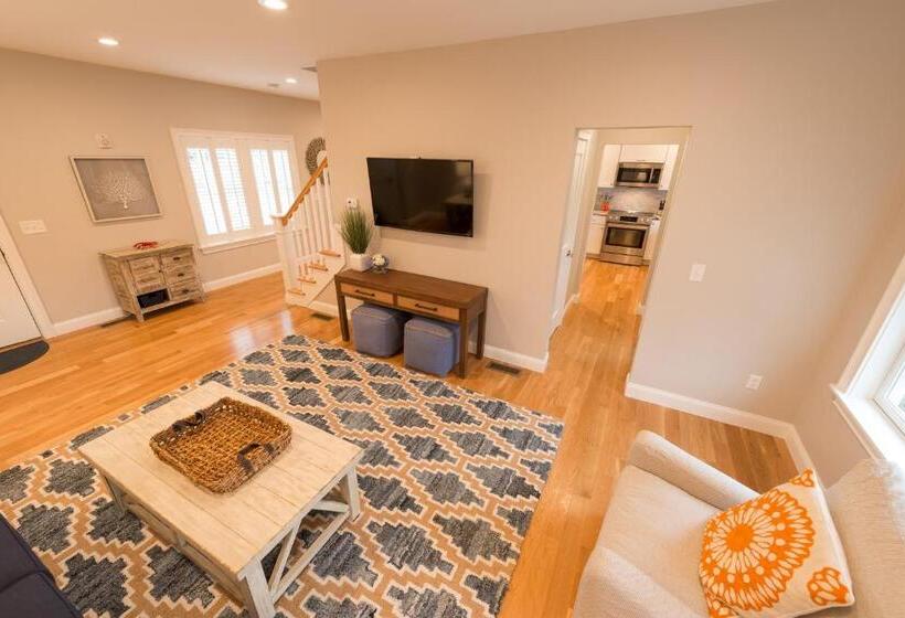 プールビュースイート, The East Island Reserve