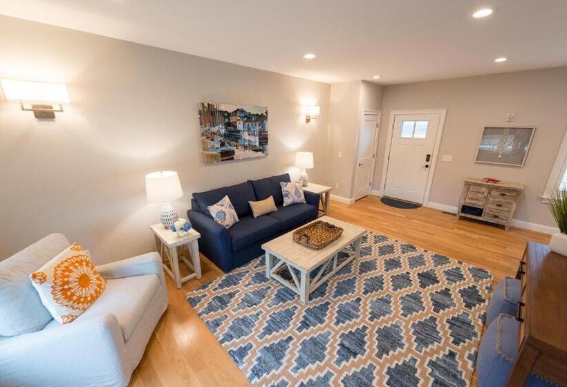 プールビュースイート, The East Island Reserve