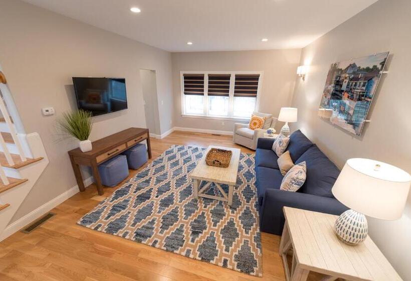 プールビュースイート, The East Island Reserve