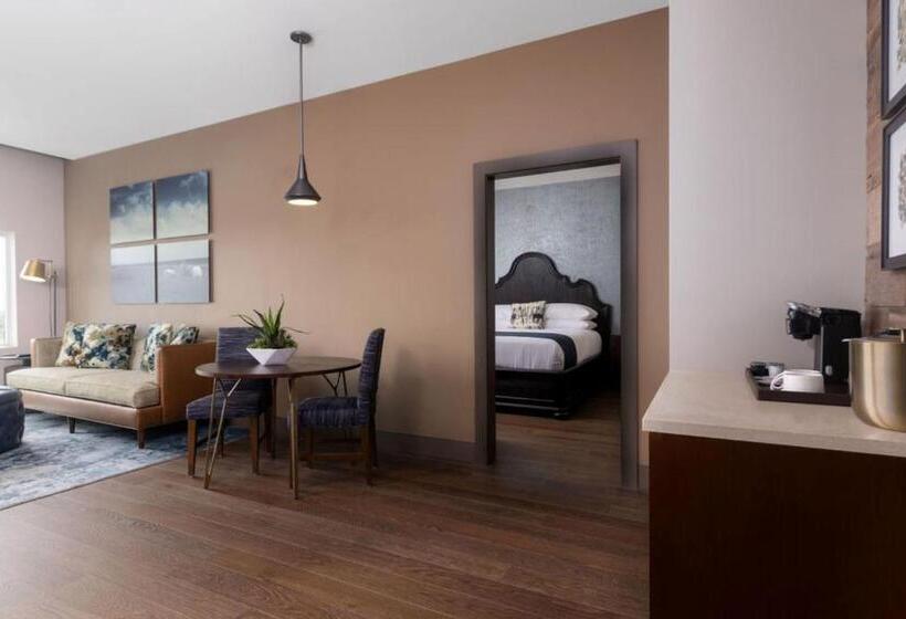 キングサイズベッドのスイートルーム, The Stella Hotel, Autograph Collection