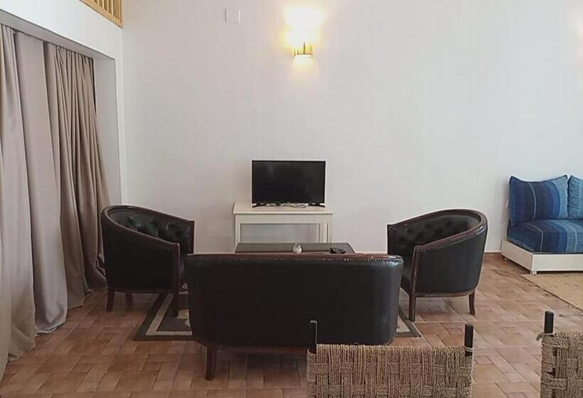 ファミリーステューディオ, Auberge Du Marabout