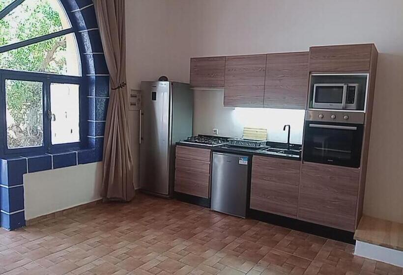 ファミリーステューディオ, Auberge Du Marabout