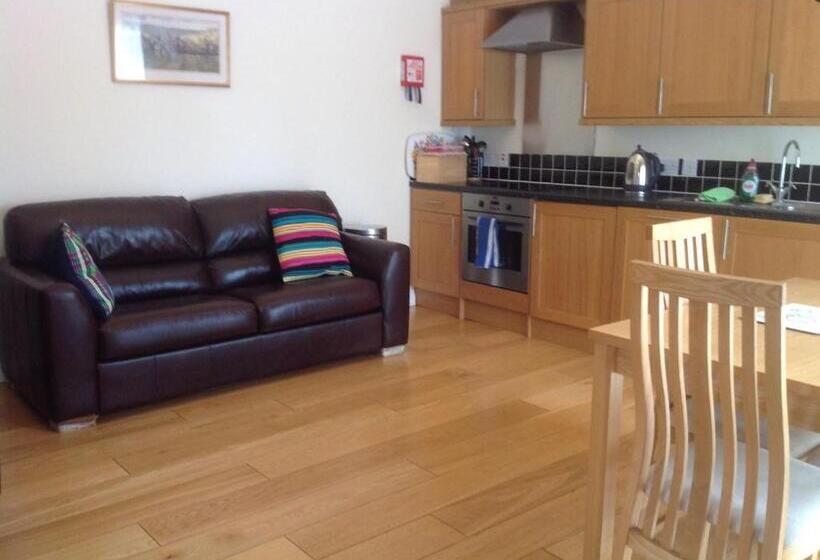 סוויטה דלוקס, Church Hill Farm