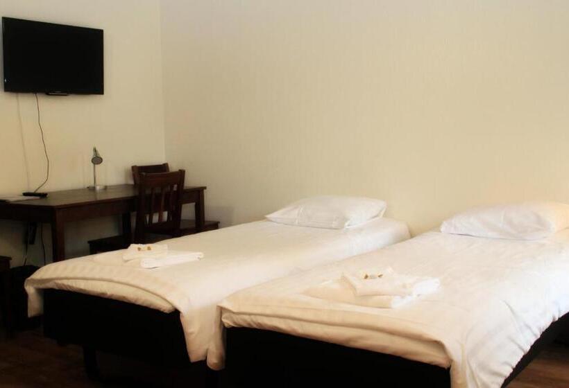 Номер Стандарт Вид на Озеро, Li Salpa