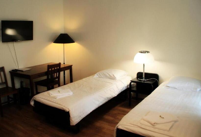 Номер Стандарт Вид на Озеро, Li Salpa