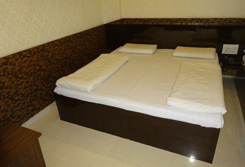 חדר דלוקס, Shri Hari Prem