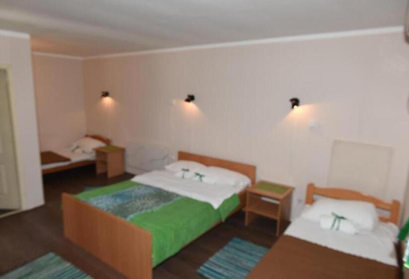 اتاق استاندارد سه نفره, Etno Selo Moravski Konaci