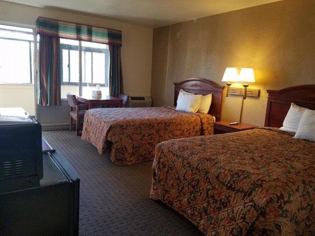 غرفه قياسيه سريرين مزدوجين, Attleboro Motor Inn