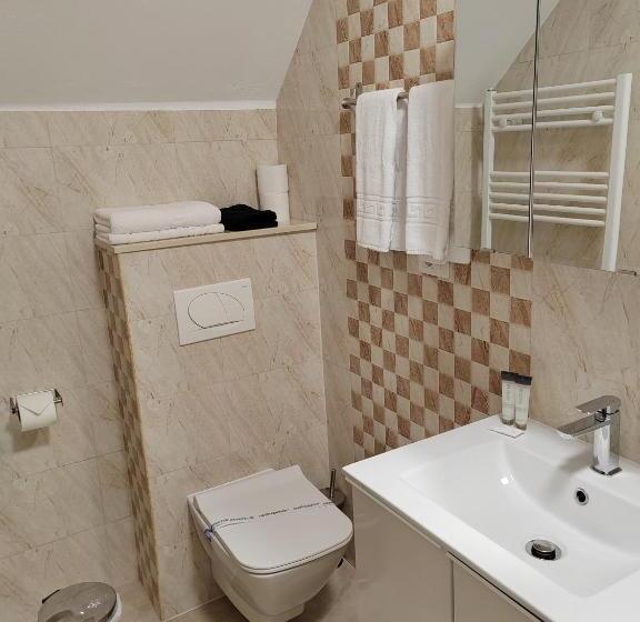 Номер Стандарт с Балконом, Pensiunea La Cazaci