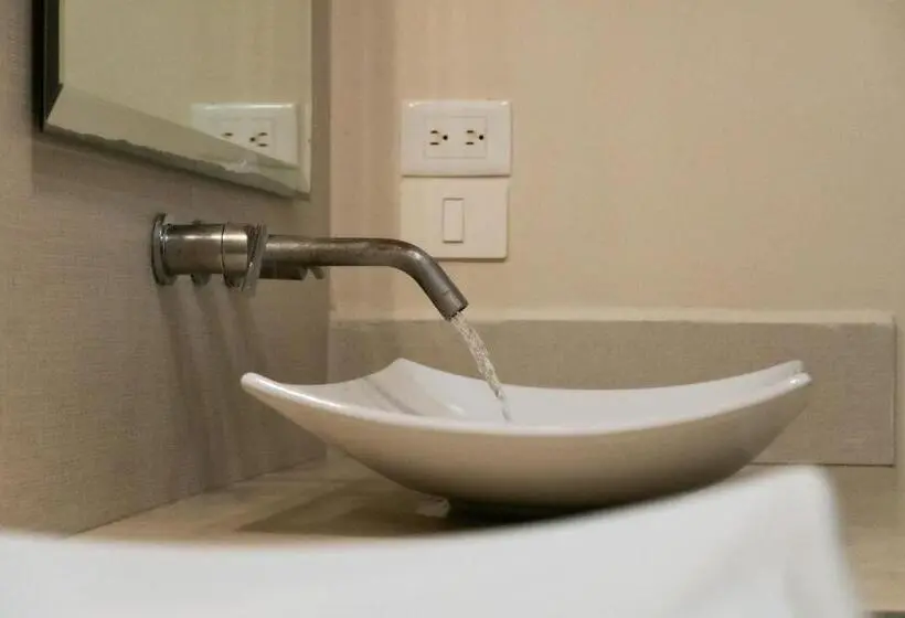 اتاق استاندارد سه نفره, Infinity Suites Habitación Triple 105