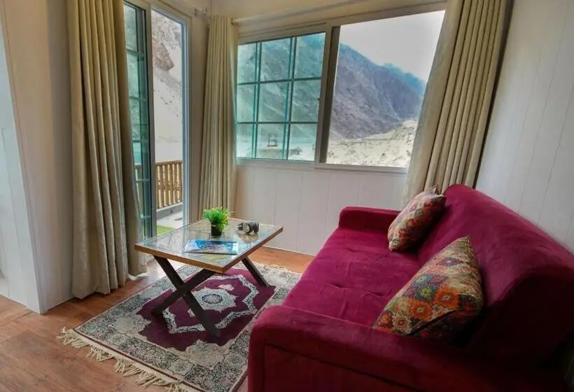 سوئیت با بالکن, The Consorts Hotels & Resorts Hunza Attabad Lake
