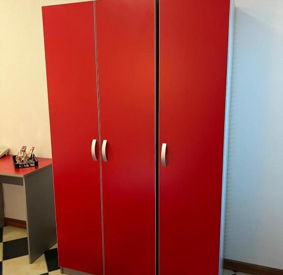 اتاق ساده سه نفره, Dalija