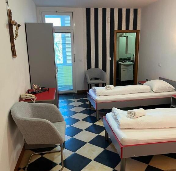 اتاق ساده سه نفره, Dalija