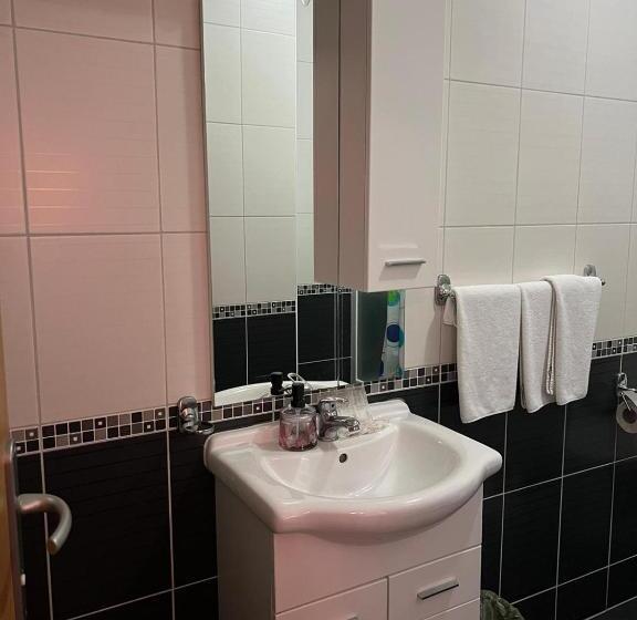 اتاق ساده سه نفره, Dalija