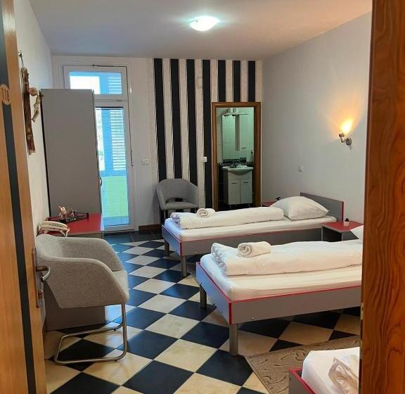 اتاق ساده سه نفره, Dalija