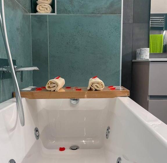 اتاق استاندارد با وان آب گرم, B&b Comfort Room 93