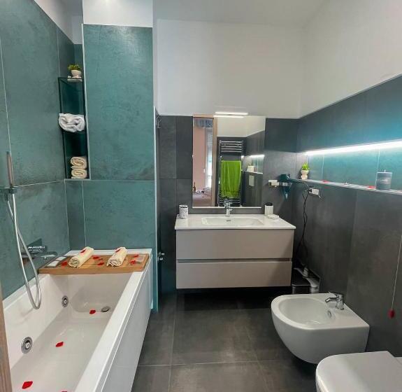 اتاق استاندارد با وان آب گرم, B&b Comfort Room 93