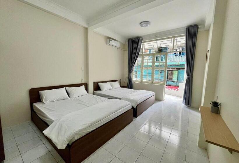 اتاق استاندارد چهارنفره با بالکن, Dans Wash & Stay