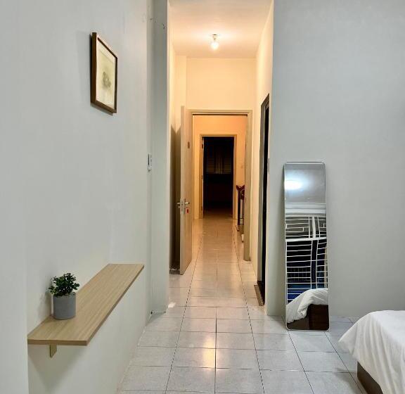 اتاق استاندارد چهارنفره با بالکن, Dans Wash & Stay