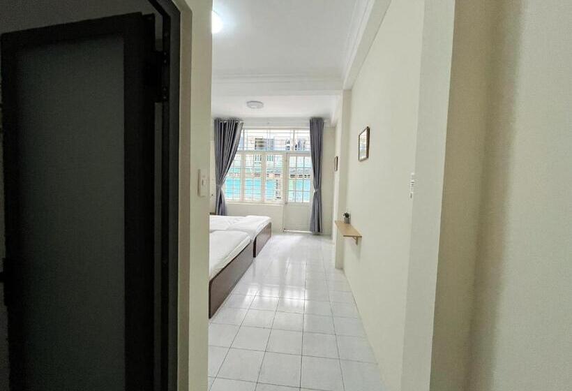 اتاق استاندارد چهارنفره با بالکن, Dans Wash & Stay