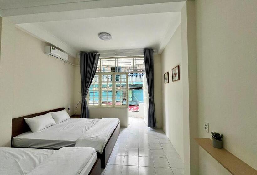 اتاق استاندارد چهارنفره با بالکن, Dans Wash & Stay