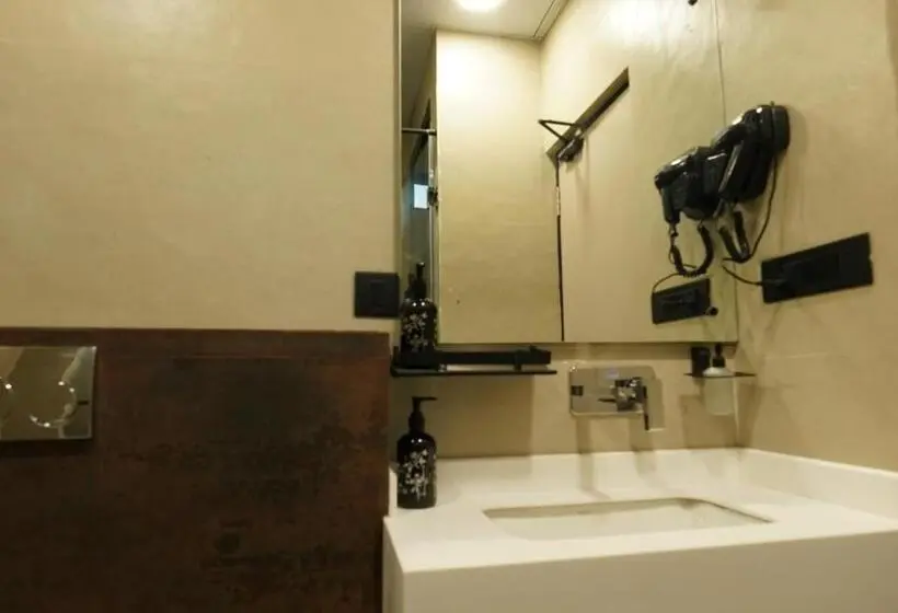 سوییت اجرایی, Aquila Grand Suites Noida Sector 136