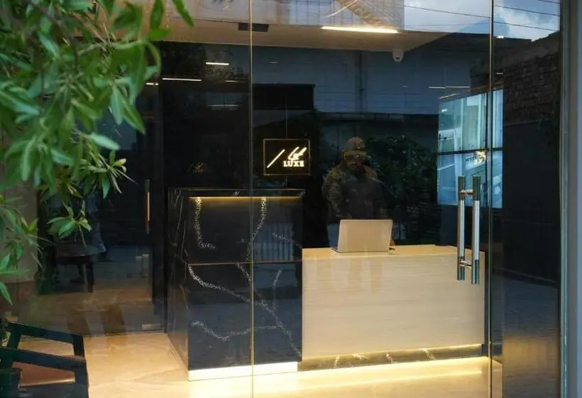 سوییت اجرایی, Aquila Grand Suites Noida Sector 136