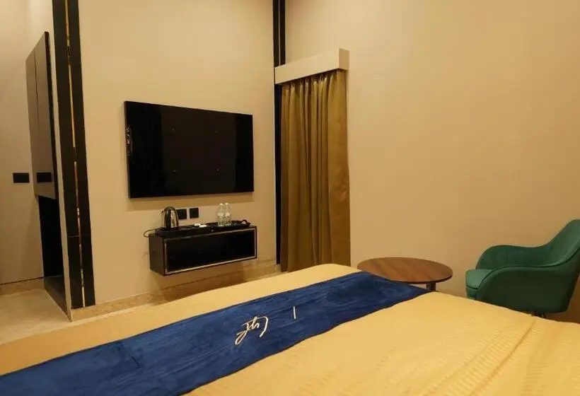 سوییت اجرایی, Aquila Grand Suites Noida Sector 136