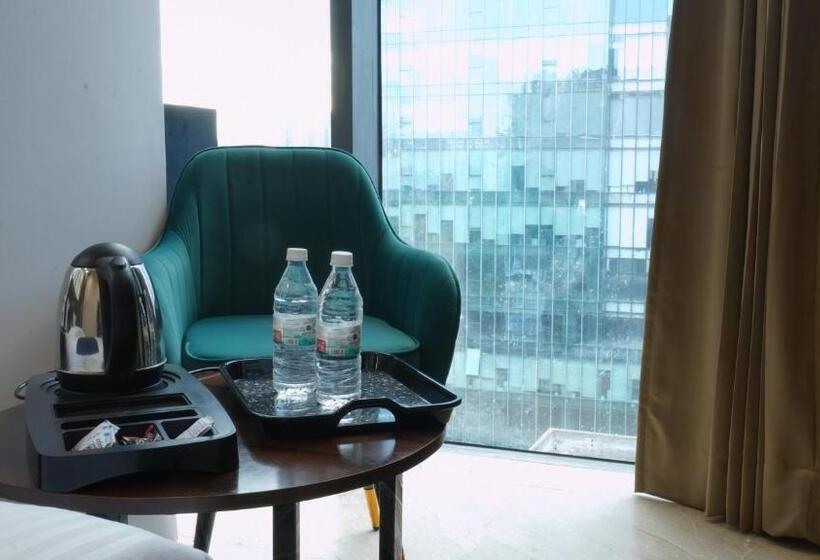 اتاق لوکس, Aquila Grand Suites   Noida Sector 136