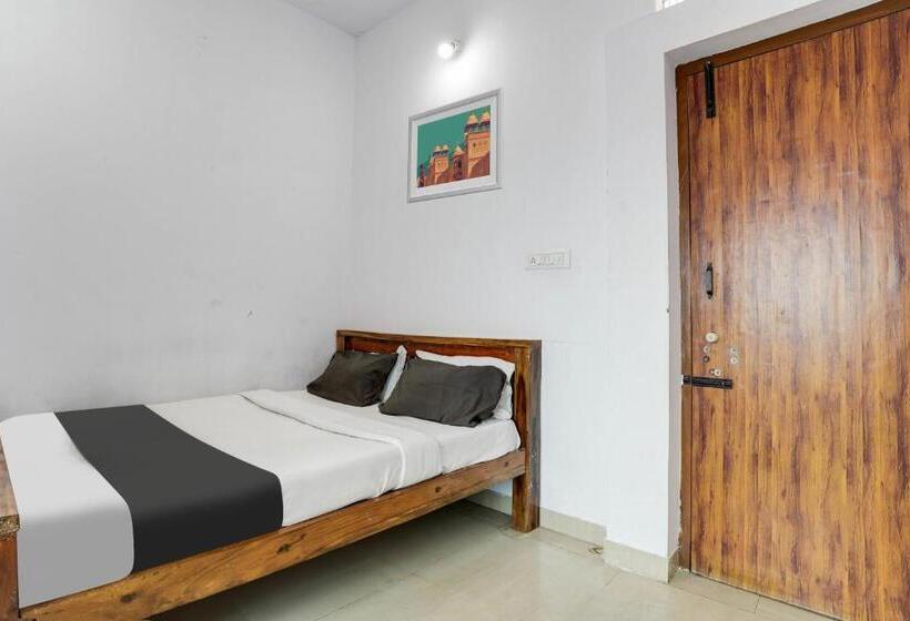 חדר קלאסי לשלושה, O Jashwanth Residency