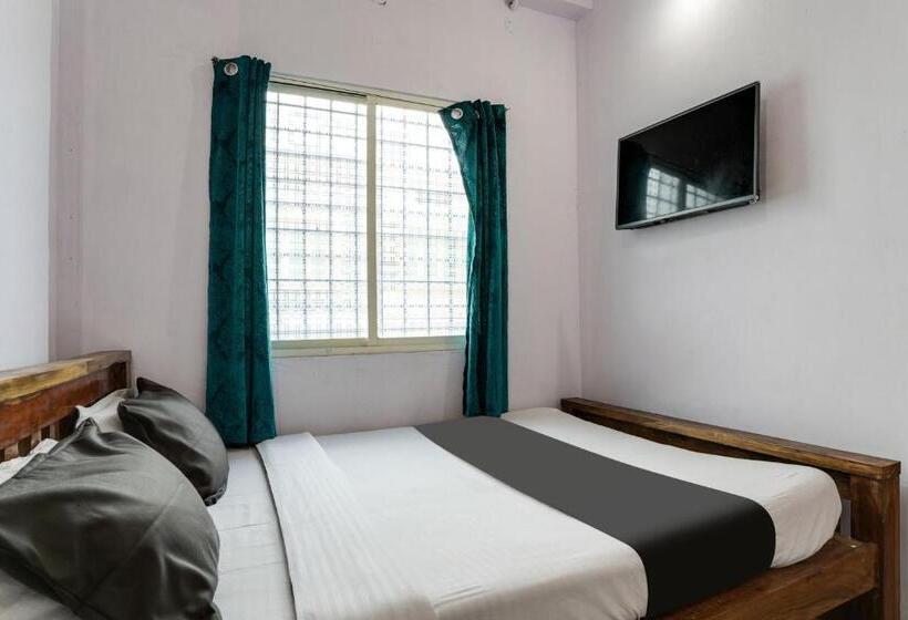 חדר קלאסי לשלושה, O Jashwanth Residency